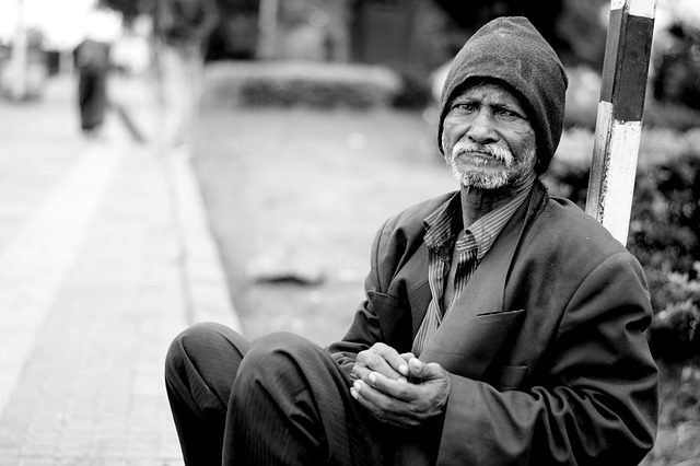 starý bezdomovec